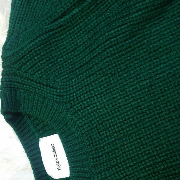 SOLD // TOBI Green Bell Sleeve Sweater Crop Top - Picture 2 of 4